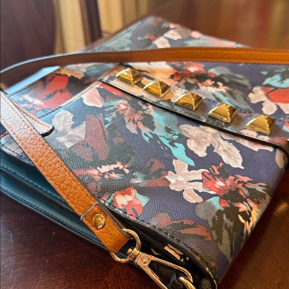 Steve Madden Navy Floral Flap Studded
Soulder Bag/Crossbody Bag Brown strap - Picture 16 of 17